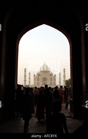 Vue sur le Taj Mahal à travers l'arche de l'entrée principale Banque D'Images