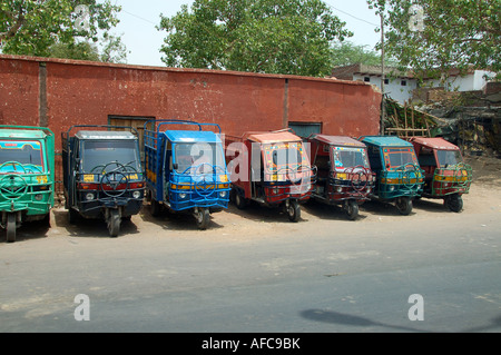 Un certain nombre d'auto-pousse / tuktuks dans Agra, Inde Banque D'Images