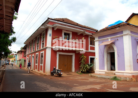 Bâtiments colorés sur rue à Fontainhas quartier latin de Panaji, Goa, Inde Banque D'Images