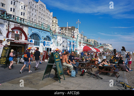 Bars et cafés le long de la Marine Parade, Brighton, East Sussex, Angleterre, Grande-Bretagne Banque D'Images