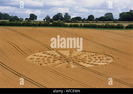 Crop Circle dans un champ de blé, près de Alton Barnes, Wiltshire, Angleterre, Grande-Bretagne Banque D'Images