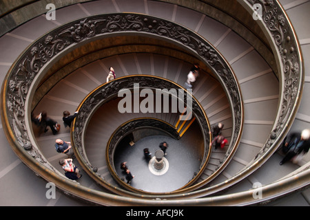 Escalier en spirale dans le musée du Vatican conçu par Guiseppe Momo. Banque D'Images