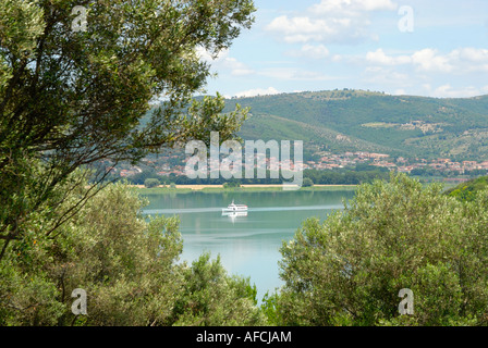 Le traversier approching Isola Maggiore, sur le lac Trasimène en Ombrie, Italie Banque D'Images