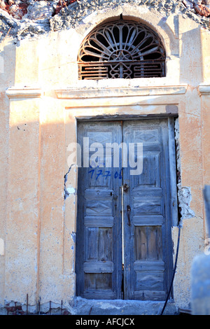 Porte peinte en bleu pour l'Europe du sud à l'abandon d'habitation Banque D'Images