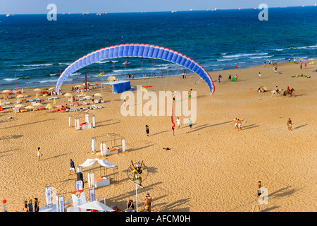 Parapente survolant les gens Powered profitant du soleil aerial Burc Beach Gumusdere côte de la mer Noire de la Turquie Istanbul Banque D'Images