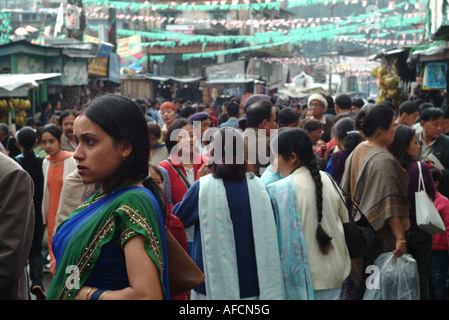 Un après-midi brumeux à Darjeeling, rue Main. Banque D'Images