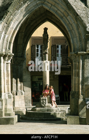 Les enfants jouent dans un monument ancien, Largo da Oliveira, vieille ville, Guimaraes, Portugal du nord Banque D'Images