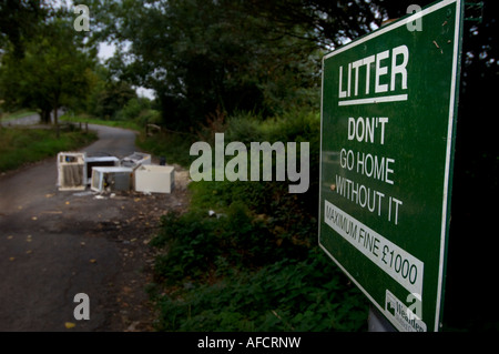 Fly-tipping : un conseil d'appel pour la litière pour être emmenés à la maison blanche avec des marchandises sous-évaluées en arrière-plan. Photo par Jim Holden. Banque D'Images