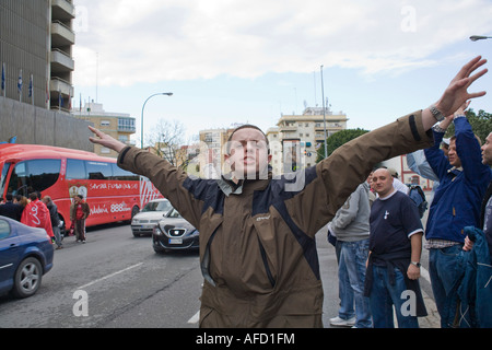 Provoquant des fans de Tottenham en face, Séville, Espagne Banque D'Images