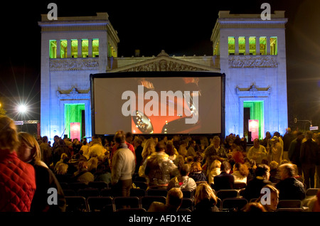 Les spectateurs en face de l'écran d'un cinéma en plein air, Koenigsplatz, Munich, Bavaria, Germany, Europe Banque D'Images