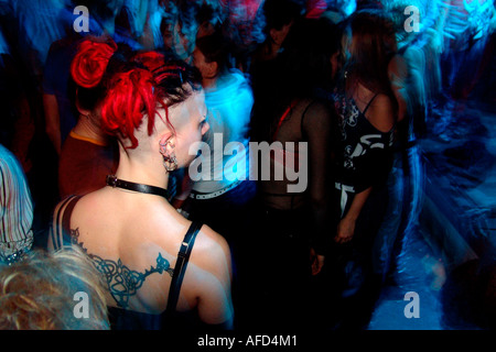 Jeune femme avec tatoo, punk, à la discothèque, sortir, Berlin, Allemagne Banque D'Images