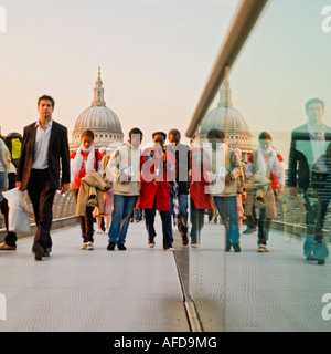 Traverser le pont du millénaire, loin de St Pauls vers London Bankside Banque D'Images