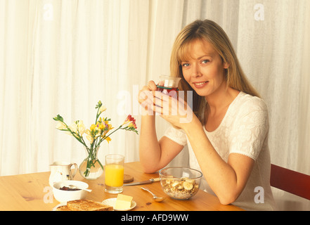 Jeune femme de manger un petit déjeuner sain Banque D'Images