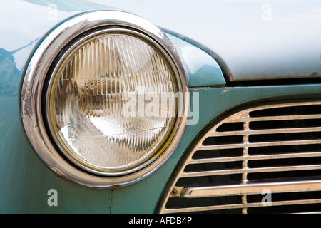 Détail d'un phare de voiture vintage et la calandre avant Banque D'Images