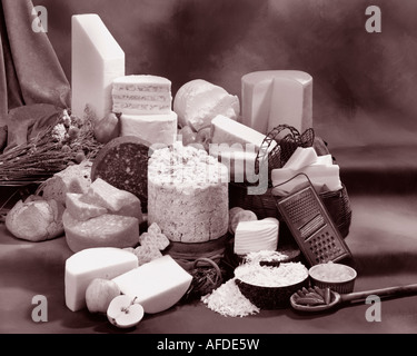 Fromages anglais dans le groupe photographie sépia sur fond marbré aux teintes chaleureuses. Format horizontal, studio d'examen. Image classique. Banque D'Images