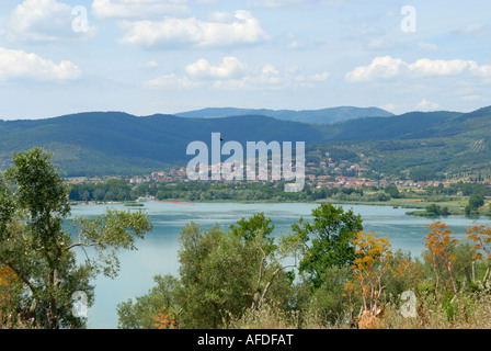 Isola Maggiore est la deuxième plus grande île sur le lac Trasimène, en Ombrie, Italie. C'est la seule île habitée sur le lac, avec une population actuelle d'environ 30 résidents. St François d'Assise a vécu sur l'île comme un ermite à partir de 1211. L'Église du xiie siècle de Saint Michel l'Arcangel a été construit sur le sommet de la colline. La seule ville atteint son apogée au 14e siècle, après l'établissement d'un monastère franciscain est 1328. La plupart des villes les bâtiments date de cette période. La ville est aujourd'hui dépendante de la pêche, l'agriculture, du tourisme et de l'irlandaise traditionnelle dentelle whi Banque D'Images