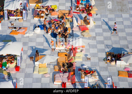 Les personnes bénéficiant de l'antenne de soleil Burc Beach Gumusdere côte de la mer Noire de la Turquie Istanbul Banque D'Images