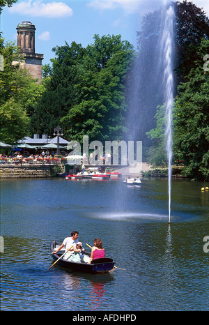 Kurpark avec lac et bateau à rames, Wiesbaden, Hesse, Allemagne Banque D'Images