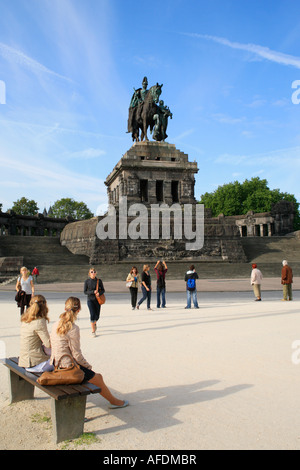 La statue équestre de l'empereur Guillaume I. au Deutsches Eck (coin allemand) à Coblence en Allemagne. Banque D'Images