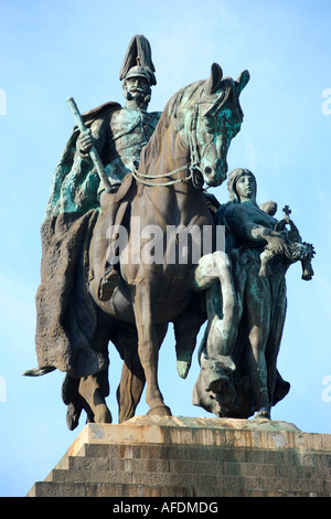 La statue équestre de l'empereur Guillaume I. au Deutsches Eck (coin allemand) à Coblence en Allemagne. Banque D'Images