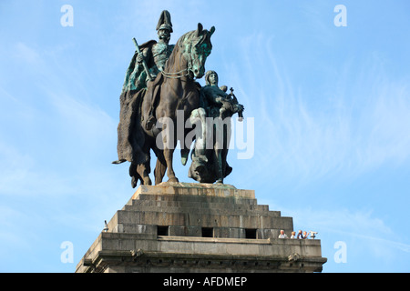 La statue équestre de l'empereur Guillaume I. au Deutsches Eck (coin allemand) à Coblence en Allemagne. Banque D'Images