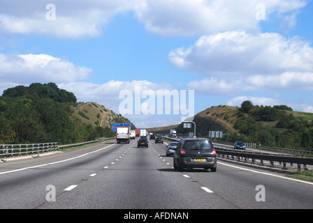 La circulation sur autoroute M3, Hampshire, Angleterre, Royaume-Uni Banque D'Images