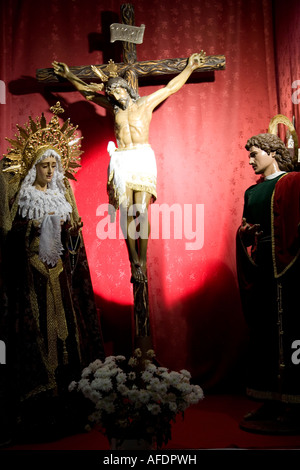 Statue du Christ sur la croix entouré de Marie et Joseph - Mijas, Espagne Église Banque D'Images