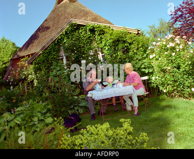 Les grands-parents et petit-fils en jardin idyll, Hollaender Hof à Wagersrott Schleswig-Holstein, Allemagne Lieu aus der Fernsehserie Banque D'Images