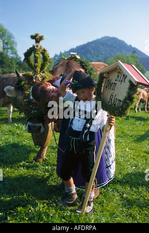 Une femme et un garçon portant des costumes traditionnels, une vache décorée à bétail, Oberstaufen, Allemagne, Allgaeu Banque D'Images