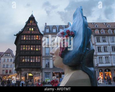 Rose-Marianne, La Rosière du Kochersberg statue de Jean Noël 2007 et Maison Kammerzell maison, Strasbourg, Alsace, France Banque D'Images