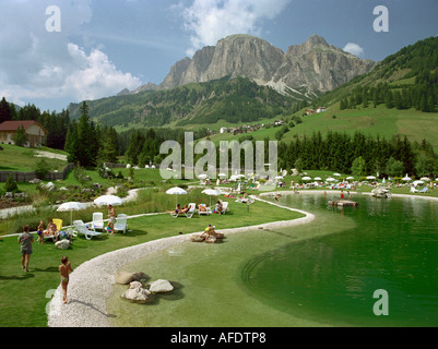 Baignoire en plein air dans la région de Corvara, Dolomites, l'Alta Badia, le Tyrol du Sud. Italie Banque D'Images