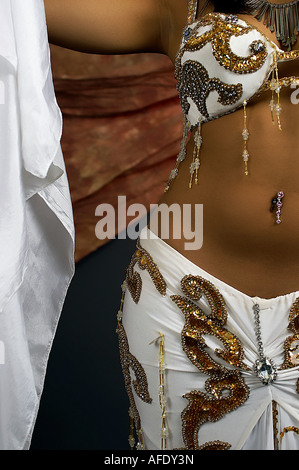 Studio shot of African American Woman en costume de danse orientale avec blanc vail Banque D'Images