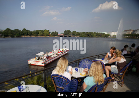 Lac Inner Alster, Binnenalster, bateau de plaisance, les touristes, les visiteurs sur la terrasse du restaurant, café Hambourg Alex im Alsterpavillon Banque D'Images