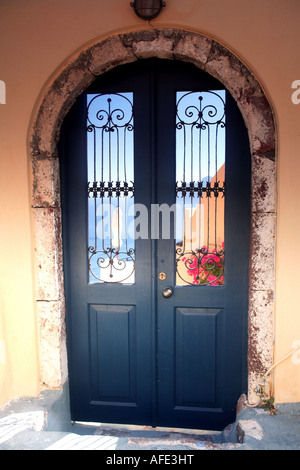 Portes en bois orné en vue de l'aegian sea Banque D'Images