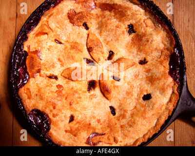 '^^tarte d'apple et blackberry pie cuit dans un "fonte" ^poêle' Banque D'Images