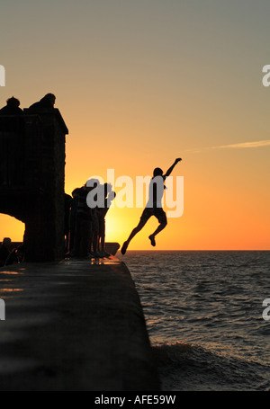 Jeune homme - désactivation de sauter dans la mer. Banque D'Images