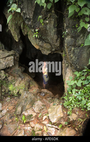 Woman en entrée de la Tham Phu Kham (Poukham) grotte de la bouche, près de Vang Vieng. Laos Banque D'Images