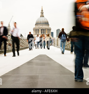 Après-midi d'hiver pâle ciel traversant le pont du millénaire, loin de St Pauls V Plan de fourche vers London Bankside travailler et jouer Banque D'Images