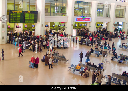 Les passagers dans le terminal de l'aéroport de Malaga Espagne Banque D'Images