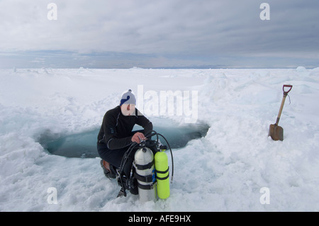 Tourisme plongée autrichien Peter se prépare pour une plongée dans l'Arctique une fissure dans la glace de mer l'eau sera moins deux degrés celsius Banque D'Images