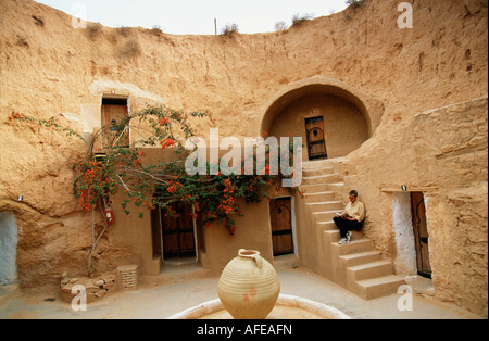 Matmata Tunisie, désert du Sahara, l'assise sur les escaliers de la grotte qui est utilisé comme hôtel, avant que house Banque D'Images