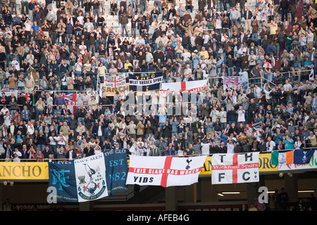 Des fans de Tottenham sur stands Banque D'Images