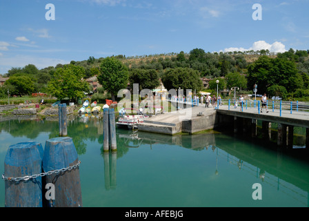 La jetée sur l'Isola Maggiore. C'est la deuxième plus grande île sur le lac Trasimène, en Ombrie, Italie. C'est la seule île habitée sur le lac, avec une population actuelle d'environ 30 résidents. St François d'Assise a vécu sur l'île comme un ermite à partir de 1211. L'Église du xiie siècle de Saint Michel l'Arcangel a été construit sur le sommet de la colline. La seule ville atteint son apogée au 14e siècle, après l'établissement d'un monastère franciscain est 1328. La plupart des villes les bâtiments date de cette période. Banque D'Images