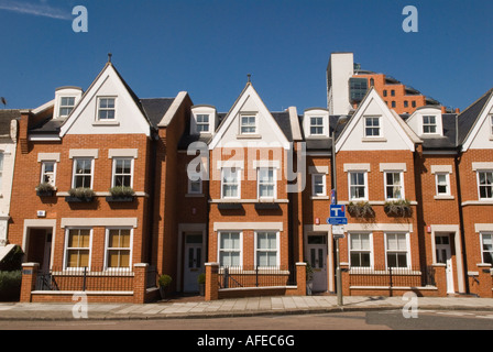 Nouvelle construction, maisons modernes de style édouardien construites dans l'ombre de Putney Wharf Tower SW 15 South West London Angleterre des années 2007 2000 UK HOMER SYKES Banque D'Images