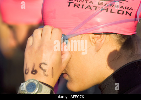 La préparation de triathlète féminine de natation de l'océan, Santa Barbara, 2007 triathlon Banque D'Images