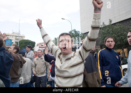 Provoquant des fans de Tottenham en face, Séville, Espagne Banque D'Images