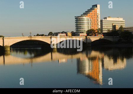 'Putney bridge' et Putney Wharf [Tour] sur la Tamise, Londres UK Banque D'Images