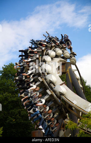 Riders inversés à Nemesis ride Tours Alton UK Banque D'Images