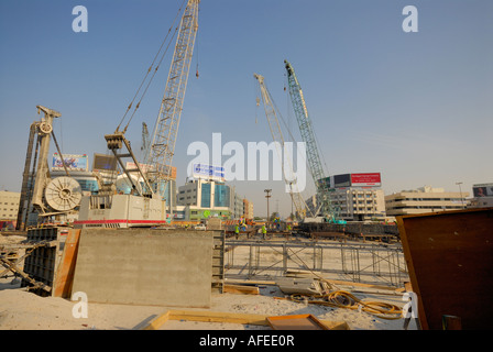 Grues sur site de construction, la ville de Dubaï, Émirats Arabes Unis Banque D'Images