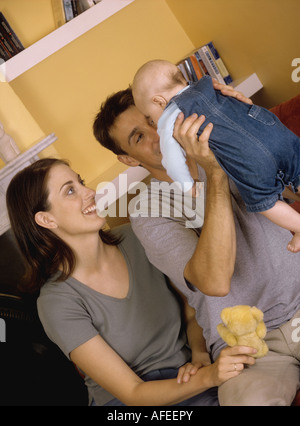 Mère et père tenant leur bébé garçon, Royaume-Uni Banque D'Images